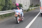 バイク系vtuberさん、“すり抜けライダー”に対し、怒りをあらわにする…「バイク乗りってルール守れない人おおすぎ」