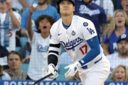 【悲報】大谷翔平さん、守備の間やる事がないのでお茶汲み係にされてしまう