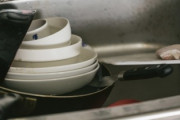 仕事行く前に食器全部洗ったはずなのに仕事終わって帰宅すると洗い場に食器の山ができててキレそう