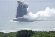 硫黄島沖の噴火でできた新しい島、直径100メートルに…噴火が続けばさらなる拡大も！