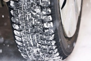 【悲報】30万近く出して『スタッドレスタイヤ』を買ったんだけど・・・・・