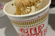 カップヌードルをフォークで食べてないヤツ人生の9割損しててワロタｗｗｗｗ
