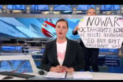ロシア国営放送に女性が乱入「この放送はプロパガンダだ」とロシア国民に訴える(海外の反応)