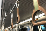 電車内でマスク外し電話をした自称会社役員の男、注意されブチギレて杖で暴行　→逮捕