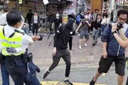 【衝撃映像】香港デモ　警官、若者2人を実弾で撃つ　一人重体
