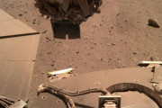 火星探査機インサイト、スコップと砂を用いて太陽電池を覆う埃の一部除去に成功！