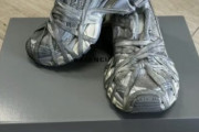 【画像】このBALENCIAGAのスニーカーがオシャレすぎる、これで15万円とか安すぎだわ