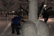 【画像あり】雪が積もってたのでワイが作った雪だるま見てくれや