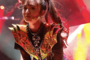 セキュリティの男を驚かせるMOAMETAL + YungbludとBABYMETALのコラボ　【海外の反応】