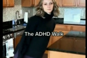 【動画】この歩き方する人はADHDらしいぞ…