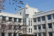 （ヽ´ん`）「俺のママンは麻布卒で大学は東京外語大だからな 」