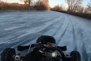 完全に凍った川の上を2ストミッションカートで爆走する動画が楽しそう（ロシア）