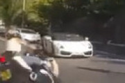 【動画】 バイク女子、ランボルギーニに突っ込み大破・・ エグいドラレコ動画が話題に