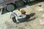 【衝撃】大型タイヤが爆発してしまう事故の最新版。あの男性はどこへ・・・。