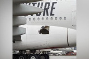 旅客機の機体側面に大穴、そのまま14時間飛行、到着後に乗客唖然…エミレーツ航空！