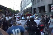 マラドーナ氏埋葬　ファン殺到 警察と衝突も　催涙ガスや放水車が使われ、一時、騒然