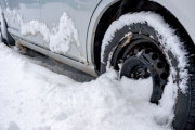雪国の人ってみんな4WDで寒冷地仕様の車買わなきゃならないの？
