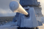 北の護りにつく海自護衛艦「しらぬい」、5インチ主砲までもがガッチガチに着氷！