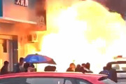 【動画】中国、飲食店の中から煙が…、警察、野次馬が集まったところで、爆発！