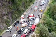 【恐怖】交通事故の現場にトレーラーが突っ込み2人が亡くなった事故の映像が怖すぎ。