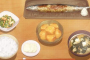 【画像】いつも朝食はパンだったお母さん、珍しく気合を入れて麦飯を炊いて焼き鮭をつけた和風朝ごはんをキメる　→　子供に◯◯を見せられて、むせび泣く…