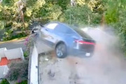 【動画】急カーブを曲がらなかったテスラ・モデルYがハチャメチャな事に。