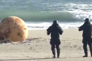 海外「日本の海岸に直径1.5メートルの謎の金属球体が漂着。周囲200mを封鎖」