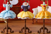 ディズニープリンセスのドレスがミニトルソーに！ジュエリースタンドがカプセルトイで登場