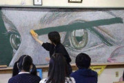 外国人「日本にはこんな凄い黒板アートを描く教師がいるらしい」