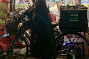 【画像】コロナ禍で仕事を失った若い女性達、続々とウーバーイーツ配達員へ