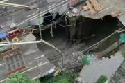 【動画】中国、地下鉄建設現場で突然道路が崩壊！巨大な穴ができる！