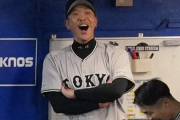 【画像】小林誠司が3年ぶりにHRを放った直後の阿部監督の表情www