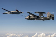 米海軍、無人空中給油機MQ-25の初号機が初めて、E-2Dをレシーバーとする空中給油試験を実施！