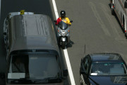 バイクのすり抜けってあり？違法じゃなくても警察や自動車学校教官は否定的