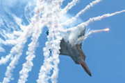 米空軍デモンストレーションチームのF-22ステルス戦闘機が空中マニューバーを披露！
