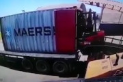 【動画】フォークリフトごとコンテナ内に進入した時に起きる事故。