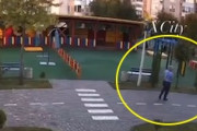 【動画】間一髪。ロシア軍による幼稚園攻撃をギリギリで避けた男。
