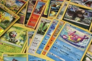 【悲報】小学生さん、500円を握りしめるも好きなポケモンカードが買えなくて泣く