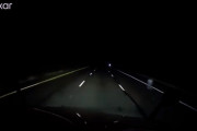 アメリカの高速道路に出現した幽霊のような存在