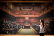 【これがアートだ】バンクシー作品で過去最高額 「猿の議会」絵画に13億円