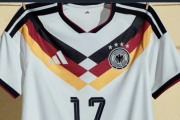 ドイツ代表が「adidas最後」のW杯ユニフォームを発表！2027年からはNIKEと契約 https://