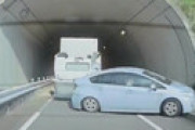 【動画】 愛知県蒲郡市でキャビンが倒れたまま車を押しのけ暴走する地獄のトラック・・  異様な光景に衝撃走る