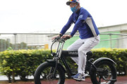 立浪監督、新庄ビッグボスに対抗してクソデカ自転車で登場