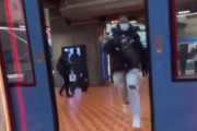 【動画】黒人さん、地下鉄のドアに突っ込んで気絶するｗｗｗ