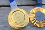 東京五輪・パリ五輪を連覇した金メダリストさん、2つの金メダルを並べて比較してみた結果・・・