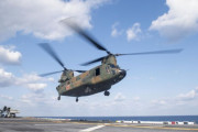 フィリピン海で前方展開する米海軍強襲揚陸艦に陸自CH-47チヌークヘリが着艦！