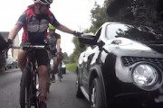【動画】自転車の集団走行にブチギレたジューク乗り、暴行してしまう。