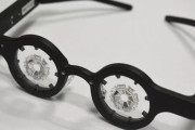 【画像】レーシック手術をしなくても1日1時間かけるだけで視力が1.0に回復する凄いメガネが登場