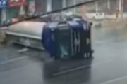 横転のタンクローリーから油を「お持ち帰り」…中国河南省！