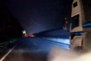 【動画】東名高速道路上で急停車した車が後続車に突っ込まれるドラレコ。
